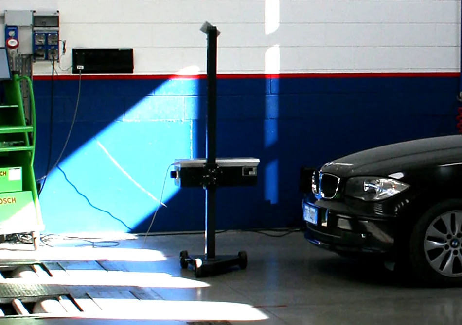 Prova dei fari durante la revisione auto nell'officina Bolgauto