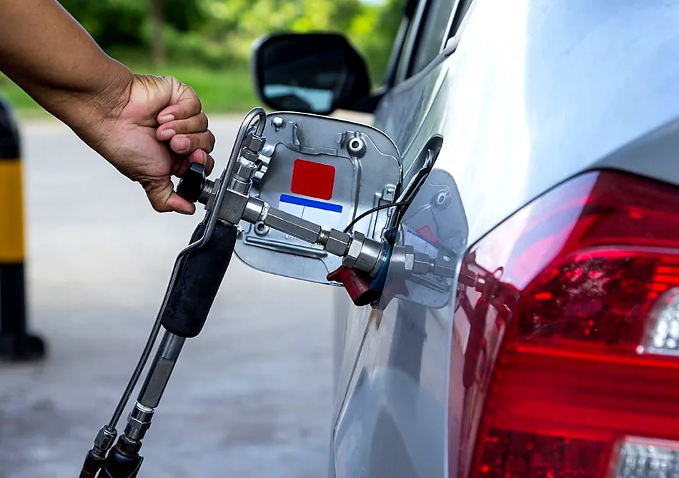 Rifornimento di un'auto con impianto GPL